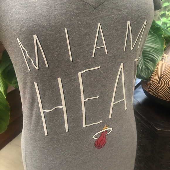 🔥Miami Heat 5th & Ocean V Neck T-Shirt - Picture 4 of 7